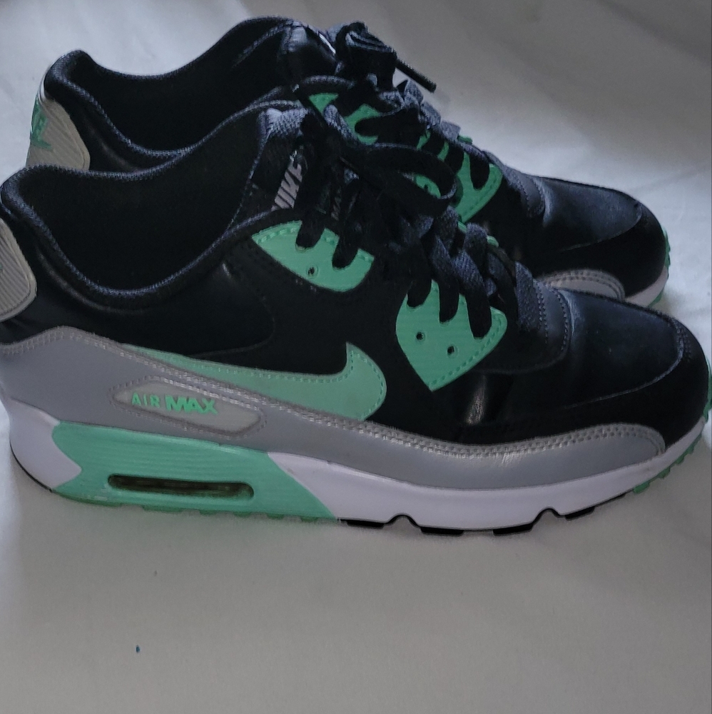 Sneakers - Picture 2 of 4